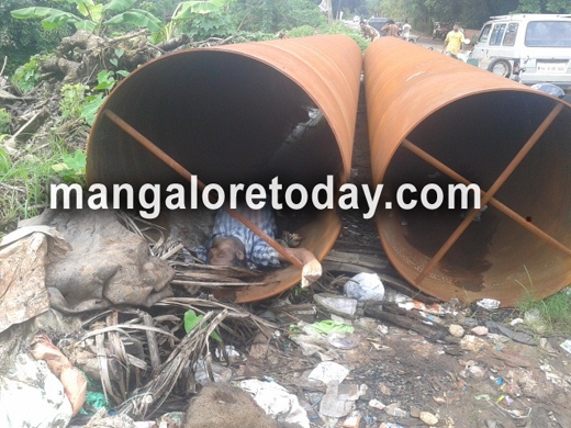 Man found dead inside tube pipe kept on roadside